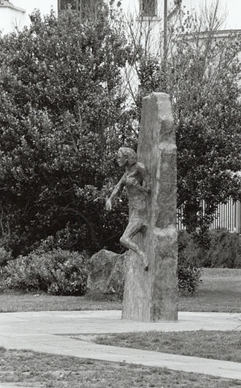Statua di fronte alla chiesa